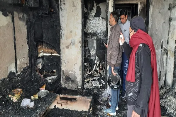 मुरादाबाद : अपार्टमेंट के फ्लैट में शार्ट सर्किट से लगी आग, लाखों का नुकसान
