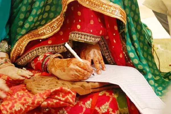 मुरादाबाद : निकाह के बाद भी पहले पति से खर्च वसूल रही महिला