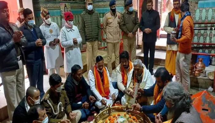  बाराबंकी: बिहार के राज्यपाल ने किया लोधेश्वर का जलाभिषेक, कही ये बात…