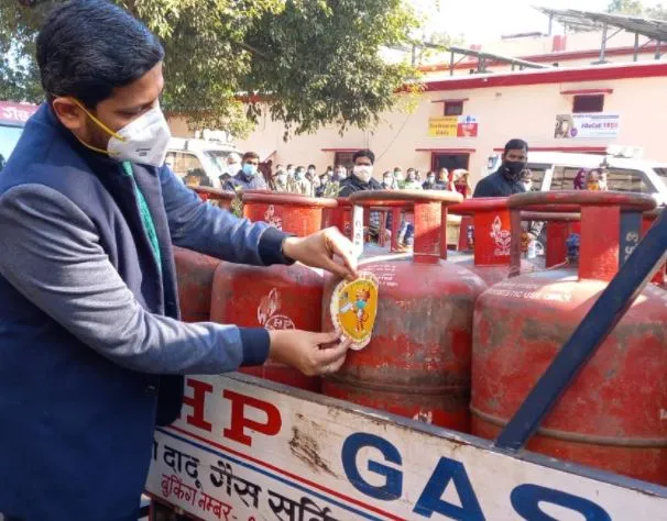 पीलीभीत: घर पर रखा रसोई गैस सिलिंडर भी दिलाएगा 23 फरवरी को मतदान की याद