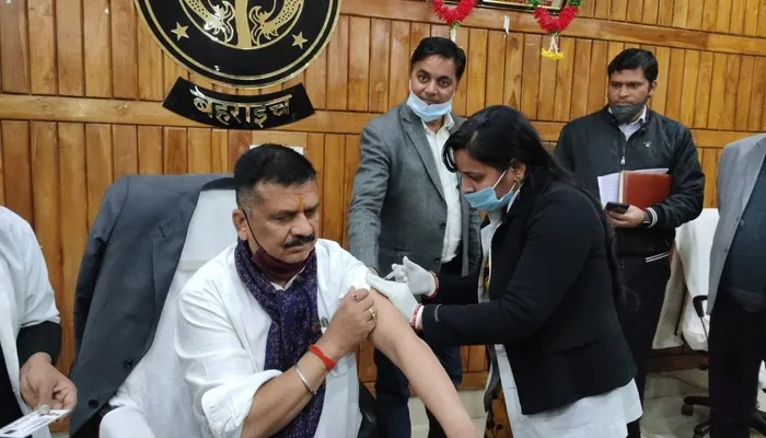 बहराइच: कलेक्ट्रेट में बूस्टर डोज लगवाकर डीएम और एसपी ने किया जागरूक