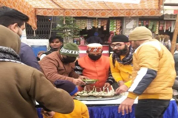 मुरादाबाद : धूमधाम से मनाई मकर संक्रांति, जगह-जगह बंटा खिचड़ी का प्रसाद