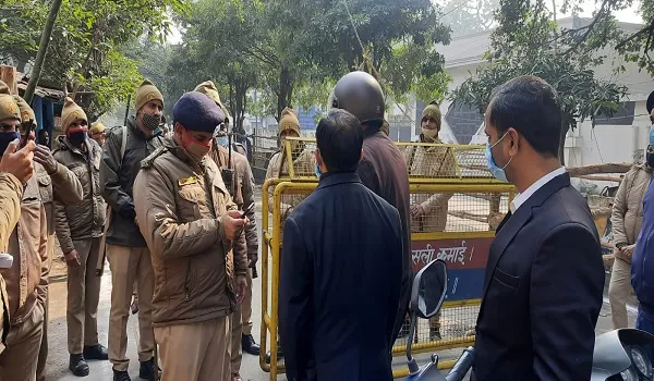 मुरादाबाद : नामांकन को लेकर पुलिस अलर्ट, हुई नोकझोंक