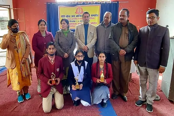 मुरादाबाद : भाषण प्रतियोगिता में रामपुर की अदिति गौतम और अदीबा फात्मा ने मारी बाजी
