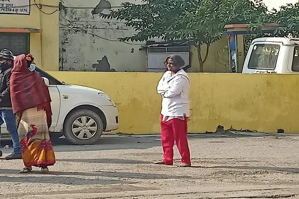 मुरादाबाद :  युवती ने जिला अस्पताल से सड़क तक किया हंगामा, हड़कंप