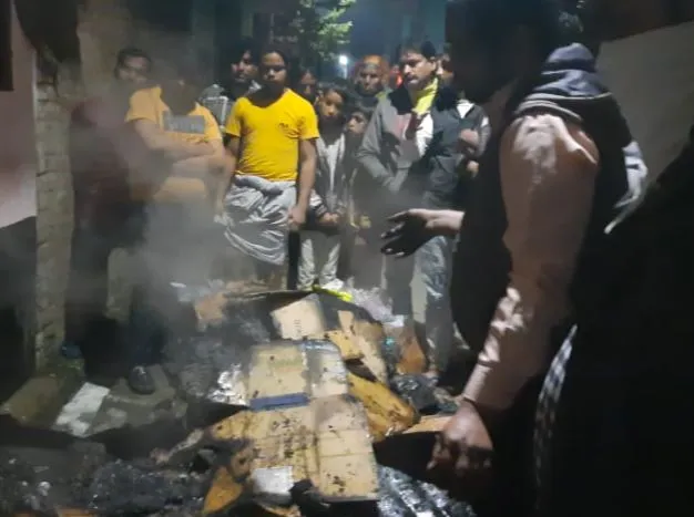 बरेली: कॉस्मेटिक की दुकान में लगी आग, लाखों का माल स्वाहा, पड़ोसियों ने मोटर चलाकर बुझाई आग