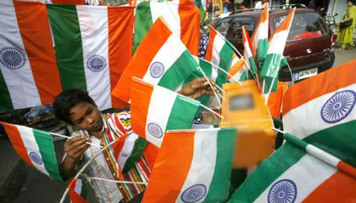 लखनऊ: गणतंत्र दिवस पर इस बार तिरंगे की बिक्री हुई प्रभावित, ये है वजह…