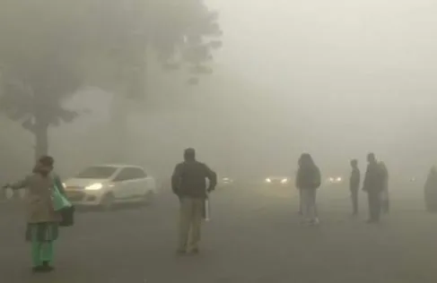 दिल्ली: अगले कुछ दिन पड़ेगी कड़ाके की ठंड, सुबह छाया रहा घना कोहरा