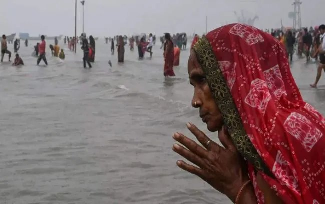 मकर संक्रांति के पर्व पर गंगासागर में साढ़े तीन लाख से अधिक श्रद्धालुओं ने लगायी डुबकी