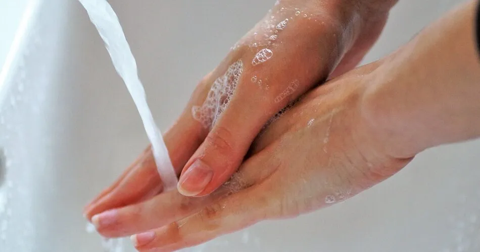 Global Handwashing Day: जानें क्यों हाथ साफ करने के लिए सैनिटाइजर से बेहतर है साबुन? - Health AajTak