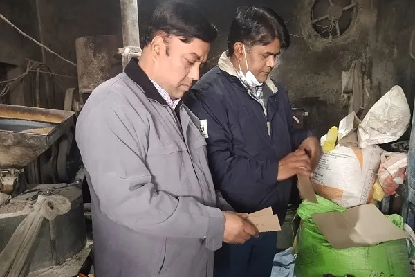 अमरोहा : खाद्य सुरक्षा विभाग की टीम ने छापेमारी कर भरे नमूने