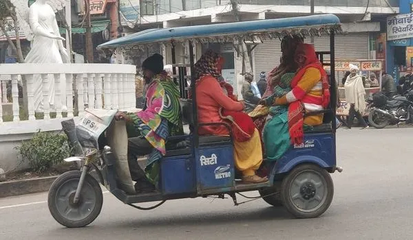 अमरोहा : कड़ाके की सर्दी से ठिठुरे लोग, जनजीवन अस्त-व्यस्त