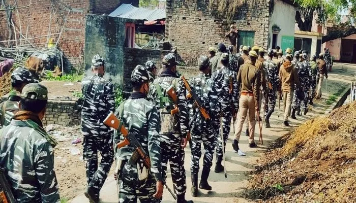 बाराबंकी: सुरक्षाबलों ने फ्लैगमार्च करके मतदाताओं में जगाया विश्वास
