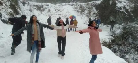 नैनीताल में लगातार हो रही बर्फबारी, हल्द्वानी में गिरे ओले