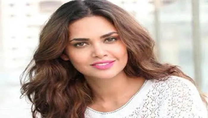 Esha Gupta Photos: अपने Quarantine Period को Enjoy कर रहीं हैं ईशा गुप्ता, सोशल मीडिया पर शेयर की फोटो, देखें…