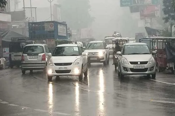 अमरोहा : बारिश और सर्द हवाओं ने बढ़ाई ठंड, लोग परेशान