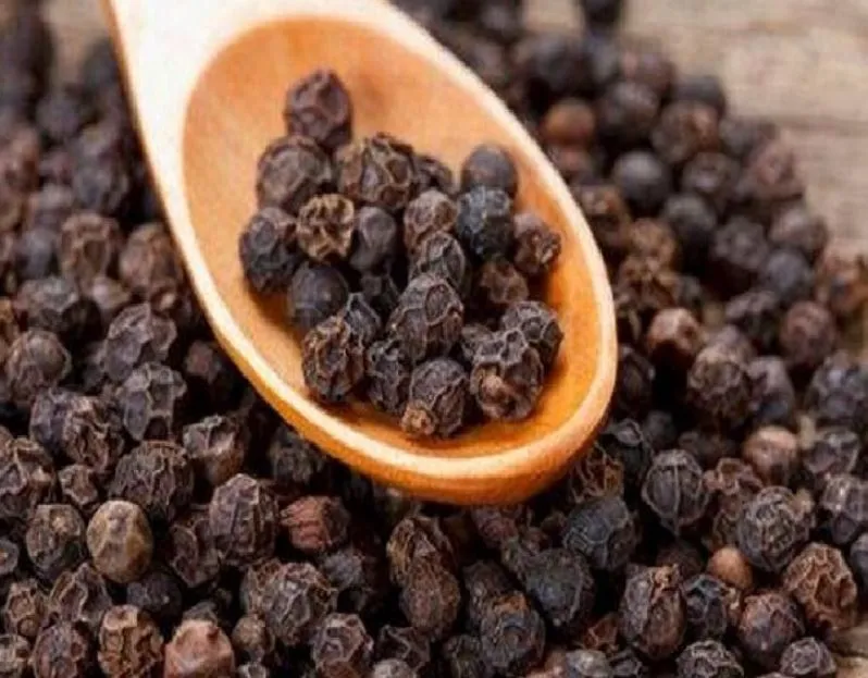 बरेली: काली मिर्च को महंगाई ने किया लाल, डेढ़ सौ रुपये का उछाल