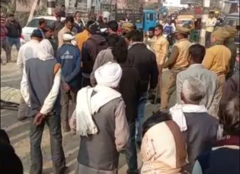बरेली: ट्रैक्टर से कुचलकर मजदूर की मौत, मृतक के परिजनों ने लाल फाटक क्राॅसिंग पर शव रखकर किया हंगामा