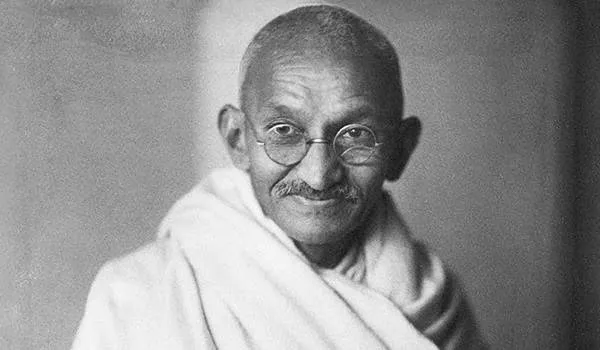 महात्मा गांधी ने सांप्रदायिक उन्माद के विरुद्ध शुरू किया था आमरण अनशन, जानिए उनके जीवन से जुड़ी बातें