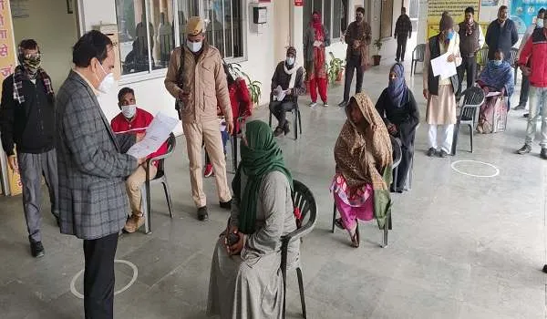 अमरोहा : डीएम ने सुनी फरियादियों की समस्या, कोरोना प्रोटोकॉल का कराया पालन