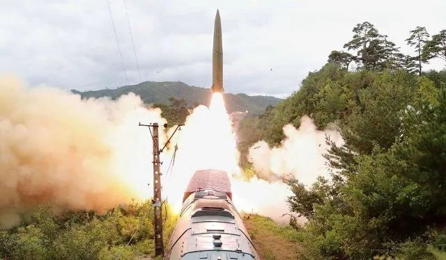 अमेरिका को किम जोंग ने दिया नए प्रतिबंधों का जवाब, ट्रेन से दागी बैलिस्टिक मिसाइल