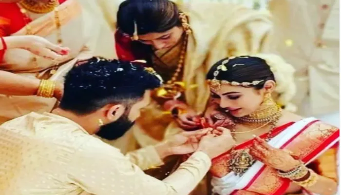 Mouni Roy Wedding: शादी के बंधन में बंधी मौनी रॉय, साउथ इंडियन रीति-रिवाज से हुई एक्ट्रेस की शादी