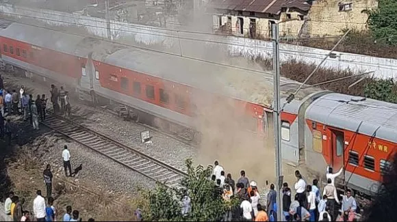 गांधीधाम-पुरी एक्सप्रेस ट्रेन की पैंट्री कार में आग लगी, सभी यात्री सुरक्षित