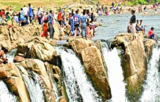 सेल्फी ने ली जान, जबलपुर में दो महिलाएं फोटो खींचते समय नदी में गिरी, मौत