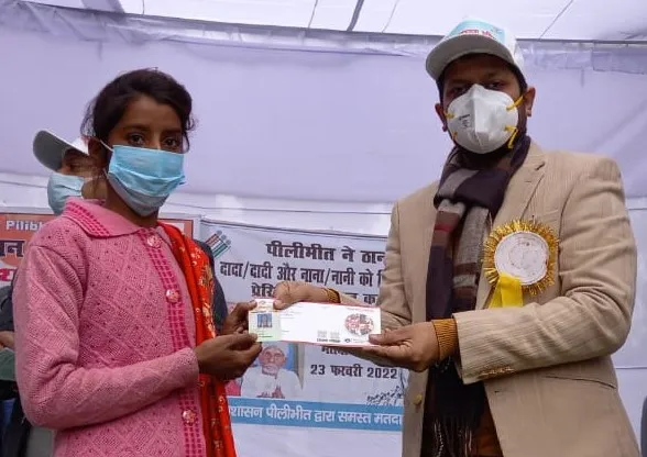 पीलीभीत: जिला निर्वाचन अधिकारी ने छात्रों को दिलाई शपथ, कहा- छोड़ों अपने सारे काम, पहले चलो करें मतदान
