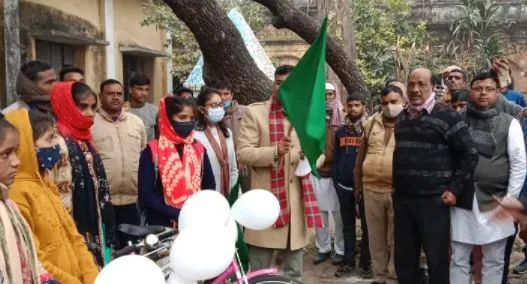 पीलीभीत: श्रमिक परिवार के 200 छात्र-छात्राओं को बांटी साइकिल
