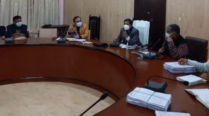 पीलीभीत: डीएम ने दिए निर्देश, कहा- युवाओं के टीकाकरण में लाएं तेजी