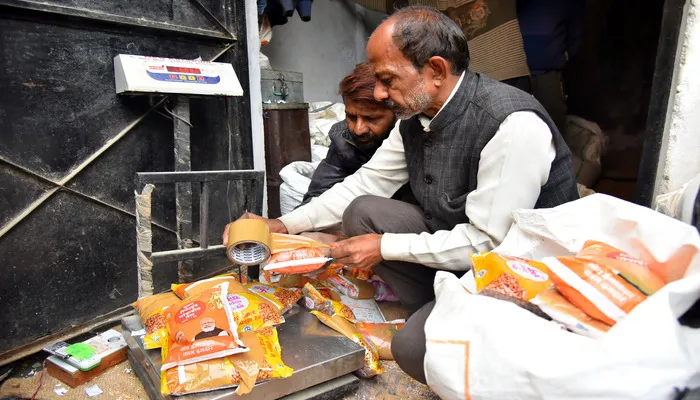 लखनऊ: चना, रिफाइंड और नमक के पैकेट पर मोदी-योगी के स्टीकर लगा रहे कोटेदार