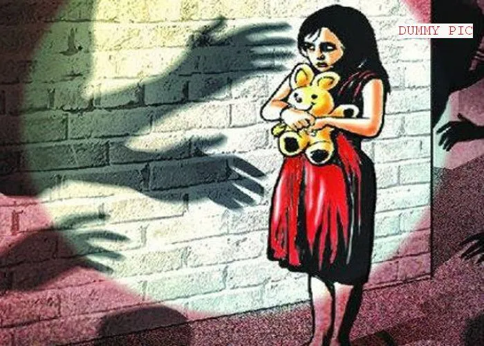 नाबालिग से दुष्कर्म  के मामले में कलेक्टर आवास का घेराव