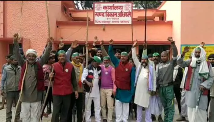 बहराइच: मवेशियों के साथ बीडीओ कार्यालय पहुंचे किसान, किया प्रदर्शन