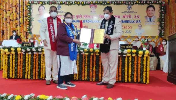 बरेली: रुहेलखंड विश्वविद्यालय के दीक्षांत समारोह में 92 टॉपर को दिए गए पदक