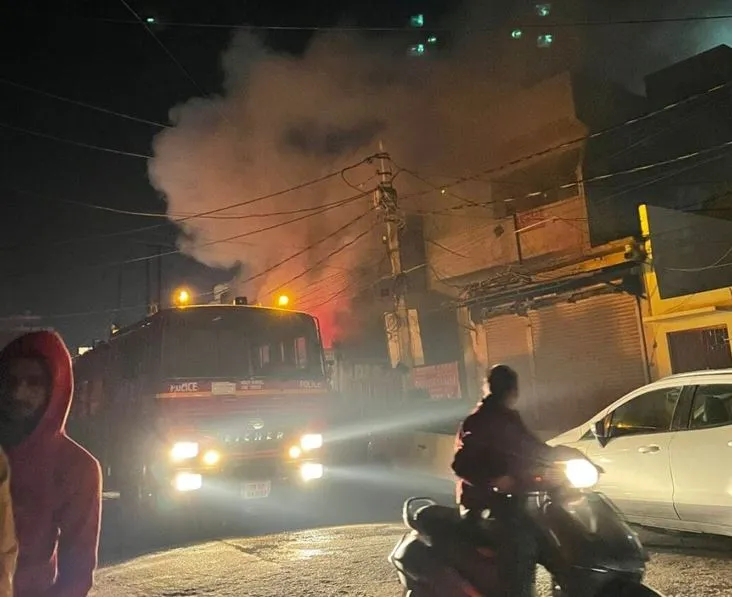 रुद्रपुर: दुकान में लगी भीषण आग, करीब 40 लाख के नुकसान की संभावना