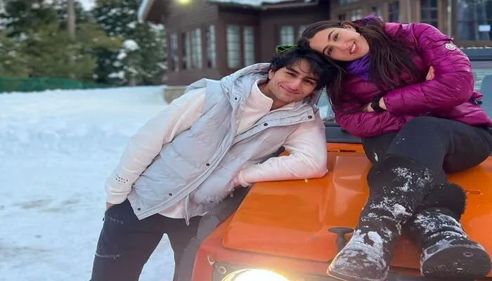Sara Ali Khan Photos: सारा अली खान ने इब्राहिम के साथ कश्मीर में लिया बर्फबारी का मजा, देखें…