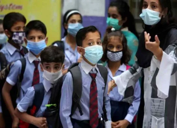 महाराष्ट्र में सोमवार से खुलेंगे पहली से 12वीं तक के स्कूल, कोरोना का कहर जारी
