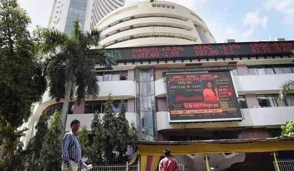 सेंसेक्स की शीर्ष 10 में से नौ कंपनियों का बाजार पूंजीकरण तीन लाख करोड़ रुपये से अधिक घटा