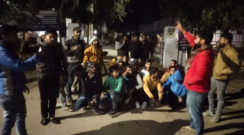 शाहजहांपुर: मशाल जुलूस निकाल रहे भाजपा कार्यकर्ताओं को पुलिस ने पीटा, हंगामा