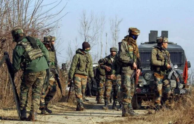 जम्मू कश्मीर: शोपियां में सुरक्षाबलों और आतंकवादियों के बीच मुठभेड़, एक आंतकी ढेर