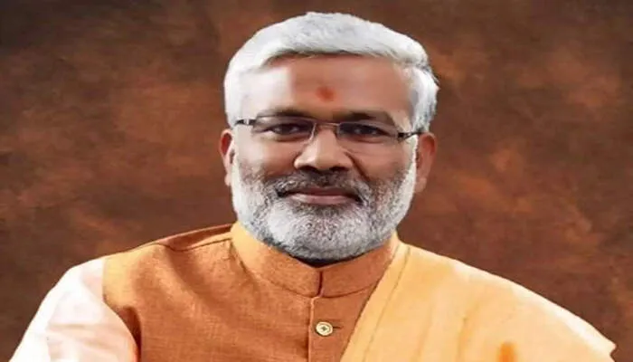 ‘गन’ से डराने वाले किसान हितैषी का कर रहे हैं ढोंग: स्वतंत्र देव