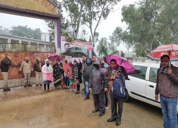 बरेली: ठंड में बारिश में भीगते रहे परीक्षार्थी, केंद्रों में समय से पहले नहीं दिया गया प्रवेश