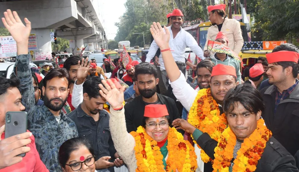 बरेली: सपा नेत्री ने बाइक रैली निकालकर दिखाई जनता में पकड़