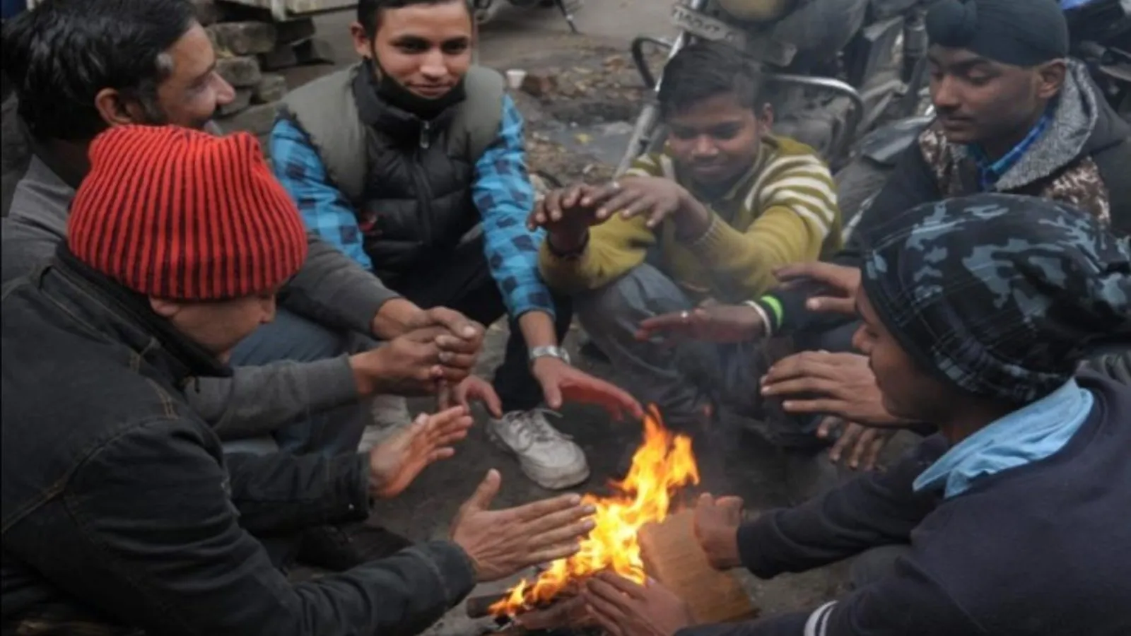 बरेली: सर्दी ने दिखाया तेवर, कड़कड़ती ठंड के चलते जनजीवन हुआ प्रभावित