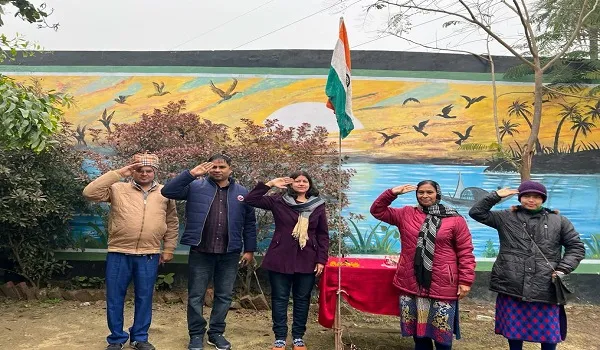 मुरादाबाद : गणतंत्र दिवस पर ध्वजारोहण कर शहीदों को किया नमन