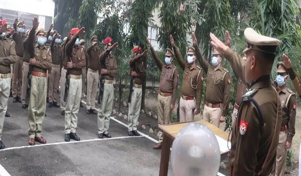 मुरादाबाद : कदमताल परेड के बाद पुलिस कर्मियों को मिला सम्मान