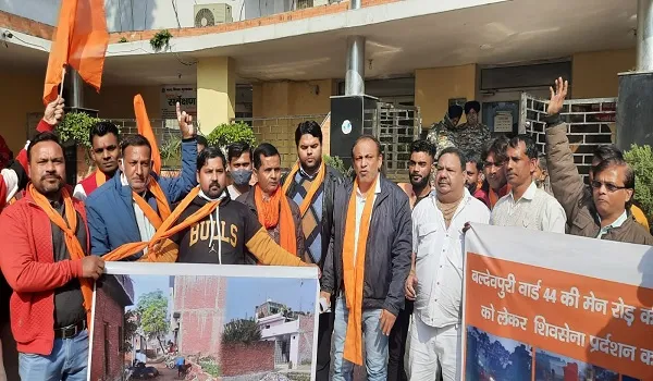 मुरादाबाद: नगर निगम के खिलाफ शिवसेना ने किया प्रदर्शन, दी चेतावनी