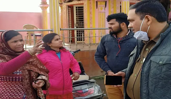 मुरादाबाद : बाइक सवारों ने दिनदहाड़े महिला से लूटे 50 हजार, बेटी की शादी के लिए बैंक से निकाले थे पैसे