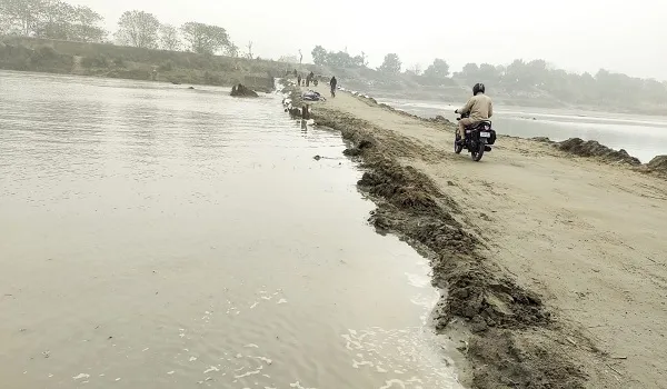 रामपुर : रुक-रुक कर हो रही बारिश से बढ़ा अस्थायी पुल के बहने का खतरा